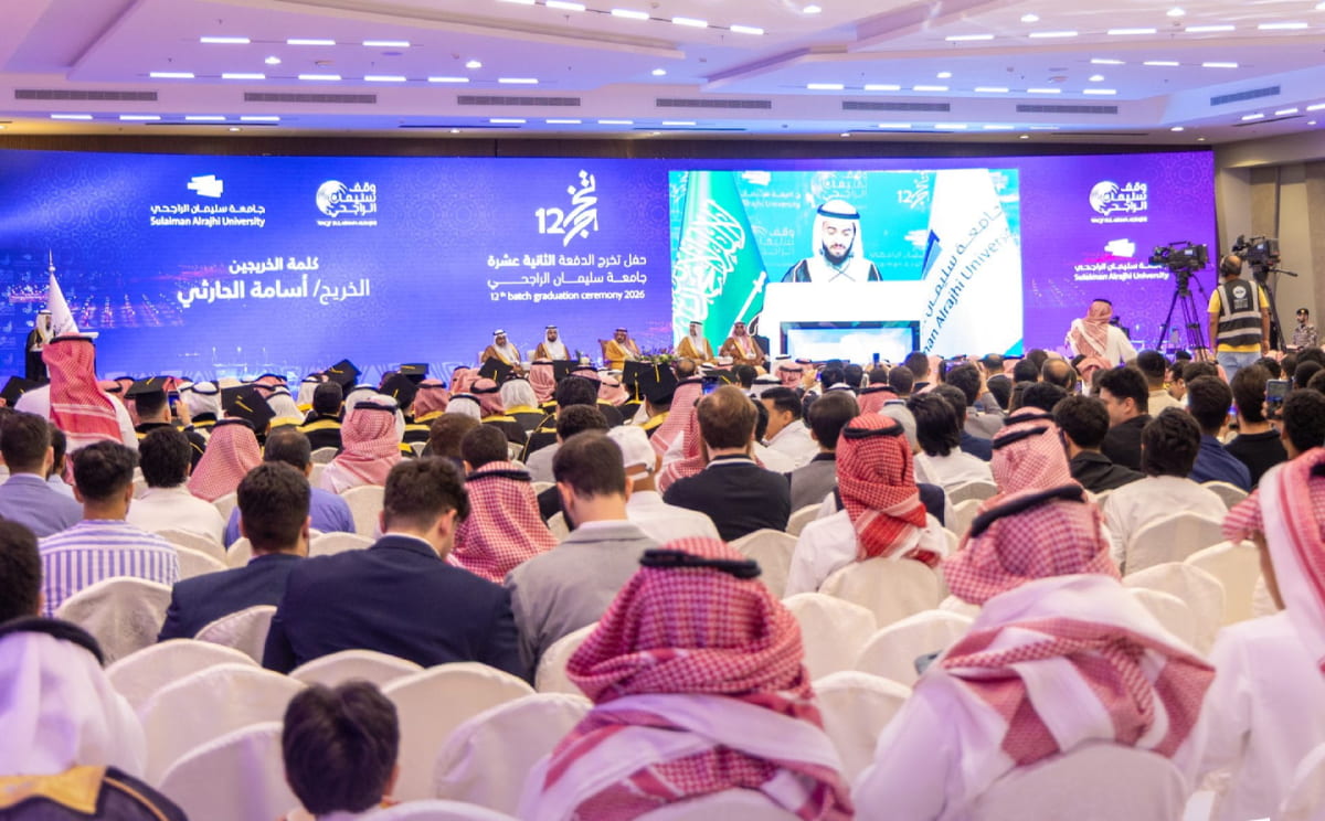 قاعة حفل تخريج الدفعة الثانية عشرة وفيها الخريجون وأسرهم