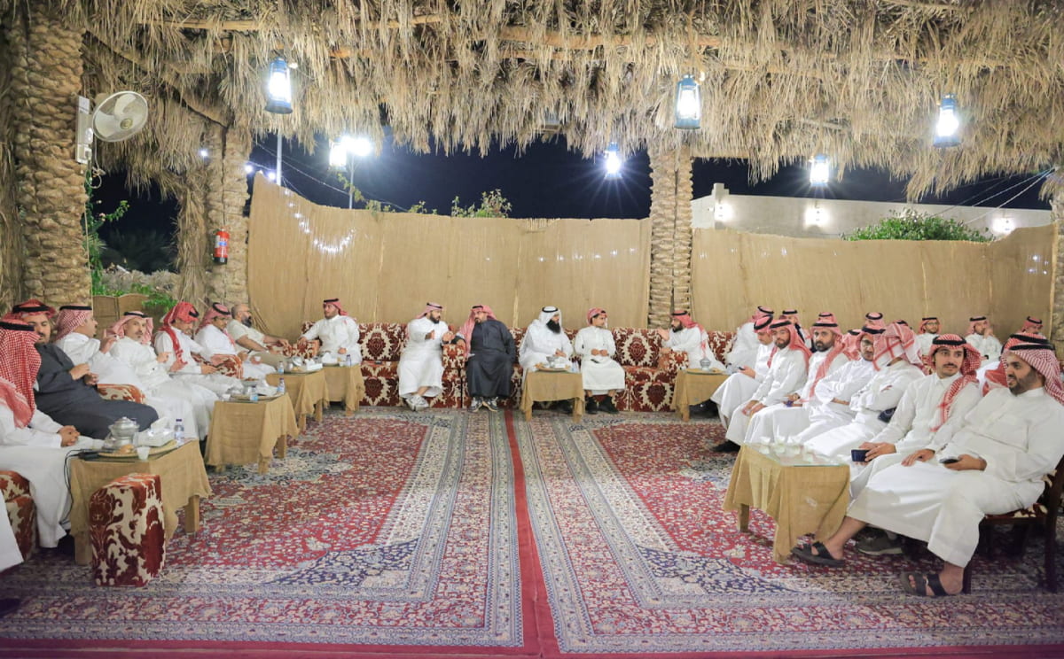 طلبة البرامج التنفيذية في مجلس تراثي مسائي