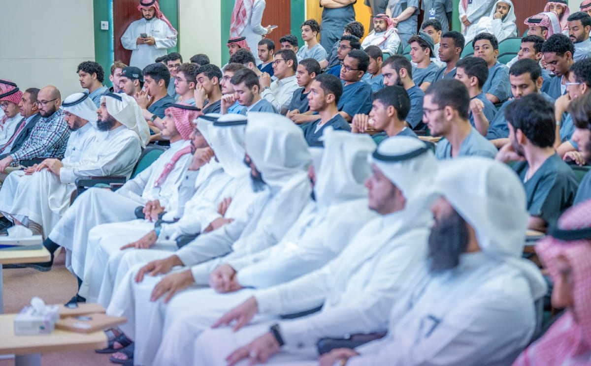 قيادات الجامعة وطلبتها في لقاء بمسرح الجامعة
