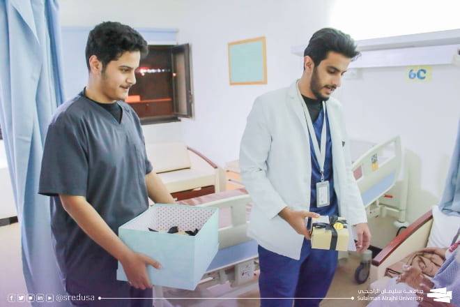 طلاب وطالبات جامعة سليمان الراجحي يزورون المرضى بمستشفى البكيرية