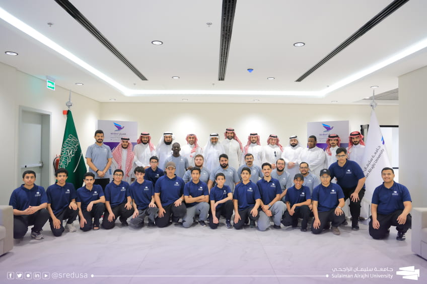 رئيس الجامعة يزور “معسكر انطلاقة” ويؤكد أهمية البرامج النوعية في تنمية مهارات الشباب اللغوية